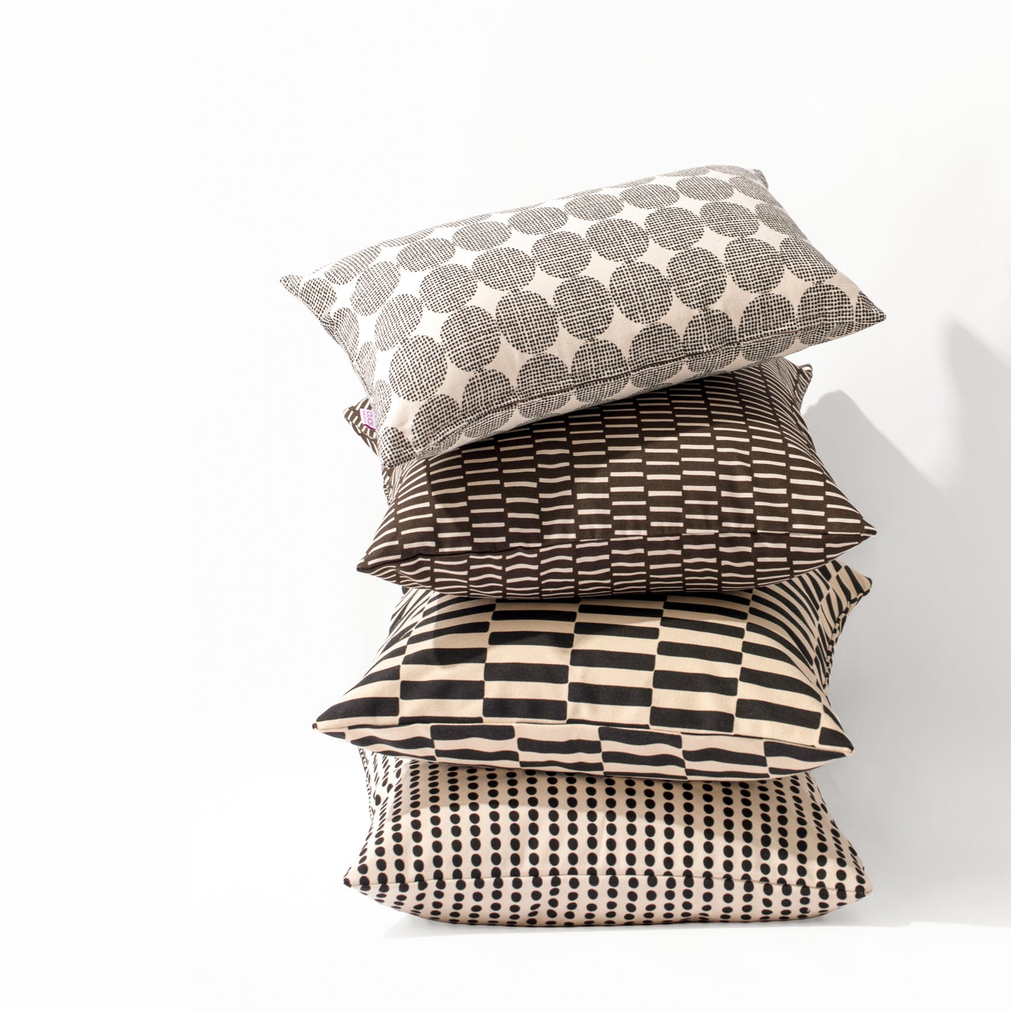 Funda de Cojín Camomila Negro sobre Claro