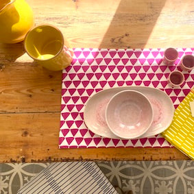 Conjunto de dos manteles individuales resinados Triángulos magenta