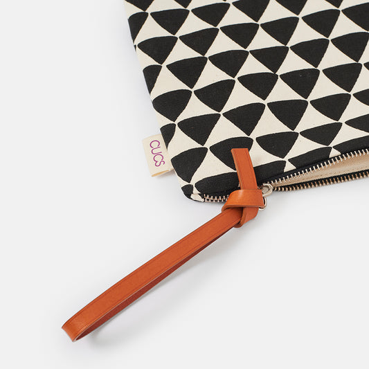 bolso de mano triángulos negro