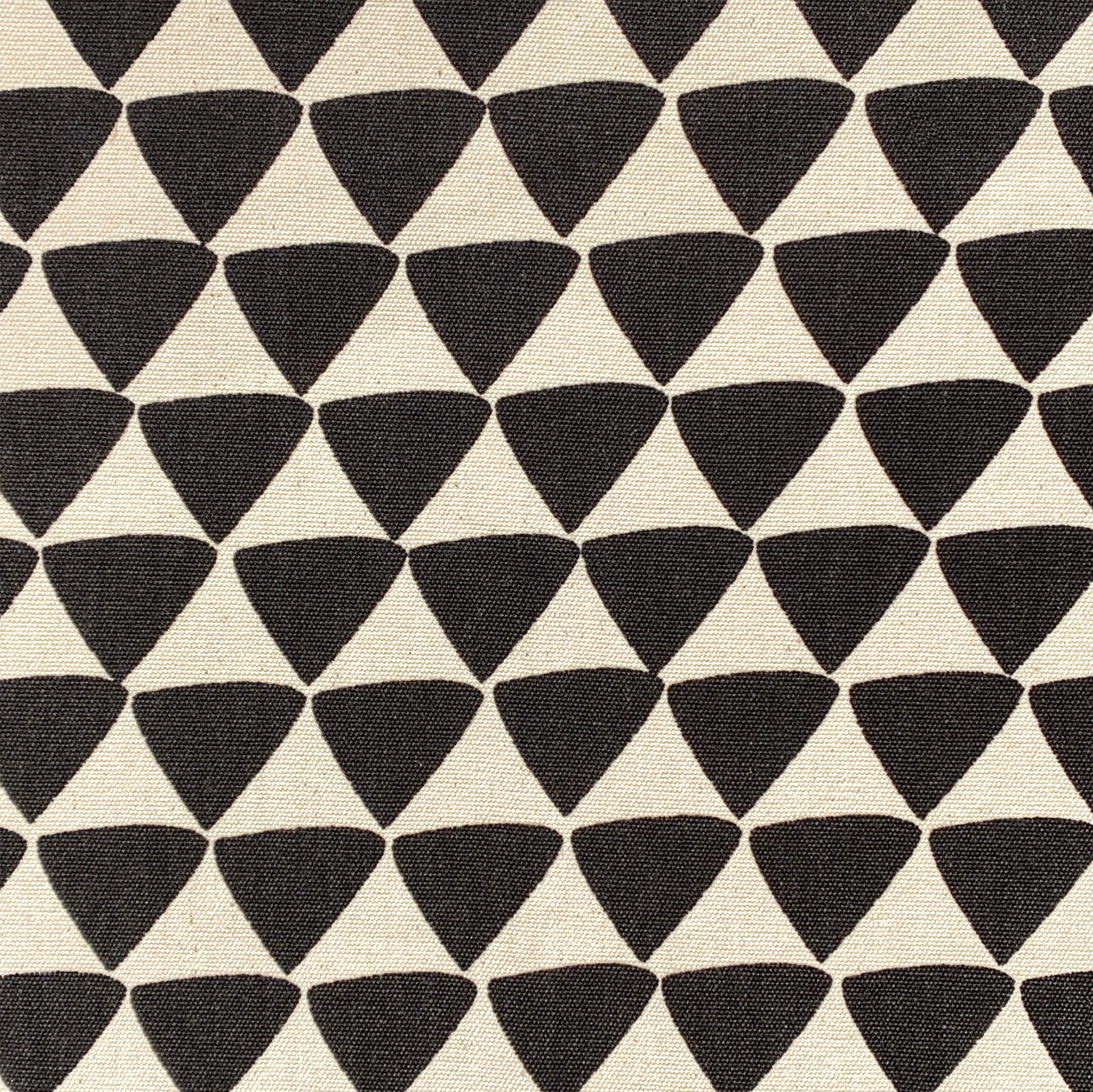tela por metros triángulos negros